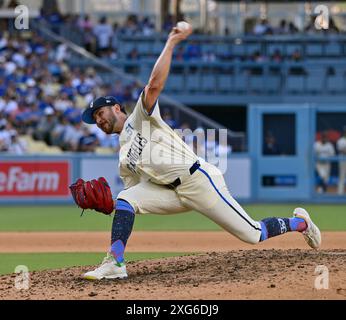 Los Angeles, Usa. Juli 2024. Alex Vesia, der Entlastungskrug der Los Angeles Dodgers, liefert am Samstag, den 6. Juli 2024, im neunten Inning im Dodger Stadium in Los Angeles gegen die Milwaukee Brewers. Foto: Jim Ruymen/UPI Credit: UPI/Alamy Live News Stockfoto
