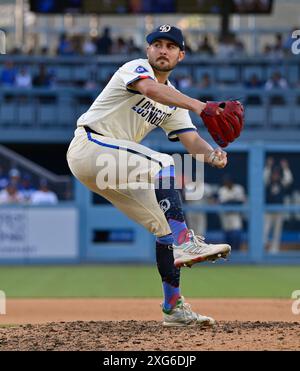Los Angeles, Usa. Juli 2024. Alex Vesia, der Entlastungskrug der Los Angeles Dodgers, liefert am Samstag, den 6. Juli 2024, im neunten Inning im Dodger Stadium in Los Angeles gegen die Milwaukee Brewers. Foto: Jim Ruymen/UPI Credit: UPI/Alamy Live News Stockfoto