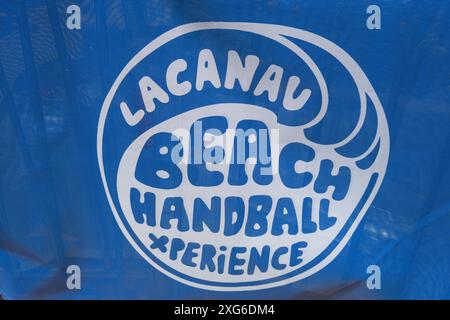 Bordeaux , Frankreich - 06 26 2024 : lacanau Beach Handball Xperience Textschild im Ozean Stadt auf blauer Flagge für City Events Sporterlebnis auf Sandsport Stockfoto