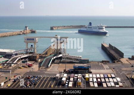 Fähre in den Hafen von dover an der küste von kent Stockfoto