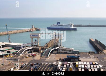 Fähre in den Hafen von dover an der küste von kent Stockfoto