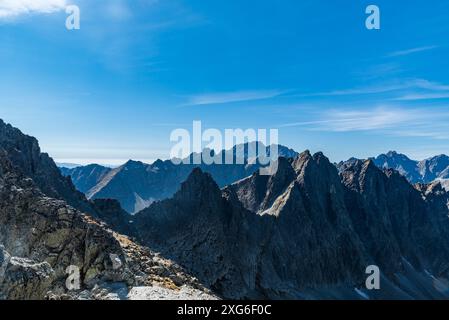 Die hohe Tatra mit dem höchsten Gerlachovsky-Stit-Gipfel vom Sedielko-Bergpass in der Slowakei während des schönen Spätsommertages Stockfoto