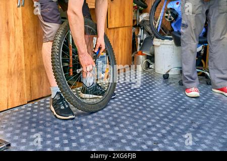 Ein Fahrzeug, das aus zwei Rädern besteht, die hintereinander in einem Rahmen gehalten werden Stockfoto