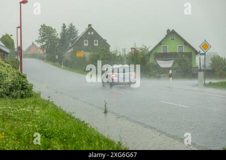 240706ZFSommergewitter News ID: EN 2024-07-06-2 UPDATE Sommergewitter über dem Erzgebirge: Sturmschäden im Vogtland Kreisstraße gesperrt Unterheinsdorf. Schwere Gewitter sind am Samstagnachmittag über Sachsen hinweg gezogen. Betroffen waren vorwiegend das Erzgebirge, Ostsachsen und das Vogtland. Das Gewitter nahm vor allem im Vogtland, Unwettercharakter an. So wurden auf der Kreisstraße 7823 bei Unterheinsdorf zahlreiche Baumkronen auf mehrere hundert Meter Länge abgerissen und auf die Straße geschleudert. Die Kreisstraße muss für den Verkehr voll gesperrt werden. Auch über dem Erzgebirge z Stockfoto
