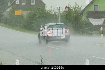 240706ZFSommergewitter News ID: EN 2024-07-06-2 UPDATE Sommergewitter über dem Erzgebirge: Sturmschäden im Vogtland Kreisstraße gesperrt Unterheinsdorf. Schwere Gewitter sind am Samstagnachmittag über Sachsen hinweg gezogen. Betroffen waren vorwiegend das Erzgebirge, Ostsachsen und das Vogtland. Das Gewitter nahm vor allem im Vogtland, Unwettercharakter an. So wurden auf der Kreisstraße 7823 bei Unterheinsdorf zahlreiche Baumkronen auf mehrere hundert Meter Länge abgerissen und auf die Straße geschleudert. Die Kreisstraße muss für den Verkehr voll gesperrt werden. Auch über dem Erzgebirge z Stockfoto
