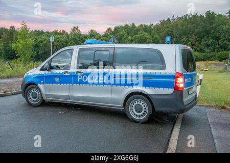 240706ZFSommergewitter News ID: EN 2024-07-06-2 UPDATE Sommergewitter über dem Erzgebirge: Sturmschäden im Vogtland Kreisstraße gesperrt Unterheinsdorf. Schwere Gewitter sind am Samstagnachmittag über Sachsen hinweg gezogen. Betroffen waren vorwiegend das Erzgebirge, Ostsachsen und das Vogtland. Das Gewitter nahm vor allem im Vogtland, Unwettercharakter an. So wurden auf der Kreisstraße 7823 bei Unterheinsdorf zahlreiche Baumkronen auf mehrere hundert Meter Länge abgerissen und auf die Straße geschleudert. Die Kreisstraße muss für den Verkehr voll gesperrt werden. Auch über dem Erzgebirge z Stockfoto