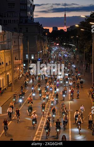 Moskau, Russland. Juli 2024. Die Menschen nehmen am 6. Juli 2024 an einem Nachtfahrradfestival in Moskau, Russland, Teil. Tausende von Menschen nahmen während des Festivals an der Fahrradtour durch die zentralen Straßen Moskaus Teil. Quelle: Alexander Zemlianichenko Jr/Xinhua/Alamy Live News Stockfoto