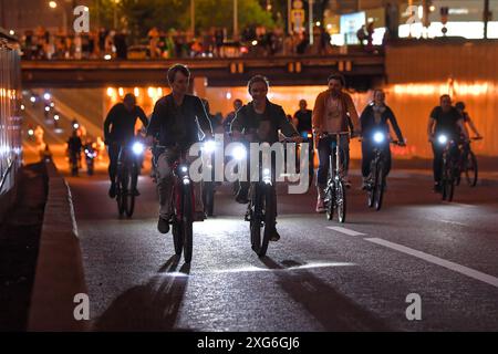 Moskau, Russland. Juli 2024. Die Menschen nehmen am 6. Juli 2024 an einem Nachtfahrradfestival in Moskau, Russland, Teil. Tausende von Menschen nahmen während des Festivals an der Fahrradtour durch die zentralen Straßen Moskaus Teil. Quelle: Alexander Zemlianichenko Jr/Xinhua/Alamy Live News Stockfoto