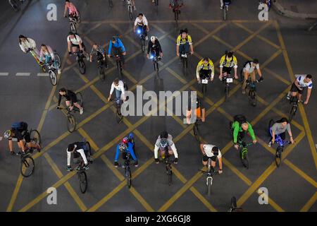 Moskau, Russland. Juli 2024. Die Menschen nehmen am 6. Juli 2024 an einem Nachtfahrradfestival in Moskau, Russland, Teil. Tausende von Menschen nahmen während des Festivals an der Fahrradtour durch die zentralen Straßen Moskaus Teil. Quelle: Alexander Zemlianichenko Jr/Xinhua/Alamy Live News Stockfoto