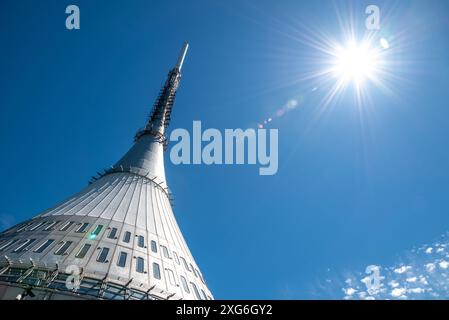 Jested Turm auf dem Gipfel des Jested Berges, berühmte Touristenattraktion und Fernsehturm in der Nähe der Stadt Liberec in Tschechien Stockfoto