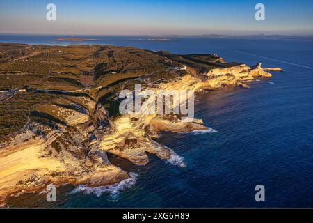 FRANKREICH. CORSE-DU-SUD (2A) AUS DER VOGELPERSPEKTIVE AUF DAS NATURSCHUTZGEBIET BOUCHES DE BONIFACIO, DIE SEMAPHORE PERTUSATO Stockfoto