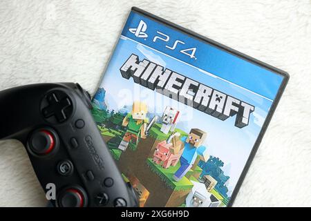 KIEW, UKRAINE - 26. JUNI 2024 Minecraft PS4-Videospiel-Disc-Box für Konsolenspiele. Beliebte Videospiel-Disc aus nächster Nähe Stockfoto