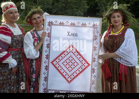 Moskau, Russland. Juli 2024. Menschen in traditioneller belarussischer Tracht nehmen an der Feier des belarussischen Feiertags „Kupalle“ im Ostankino-Park in Moskau, Russland, Teil. Kupalle oder Ivana Kupala Day, auch bekannt als Ivana-Kupala oder Kupala Night, ist eine traditionelle heidnische Feiertagsfeier in ostslawischen Kulturen. Mädchen kreieren und tragen Blumenkränze und führen verschiedene Rituale aus. Anfangs war Ivana-Kupala ein heidnischer Fruchtbarkeitsritus, der auch mit der Feier der Sommersonnenwende verbunden war, wenn die Nächte am kürzesten sind Stockfoto