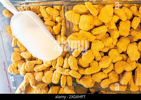 Halbfertige Fischprodukte in einem Behälter im Kühlschrank in einem Supermarkt Stockfoto