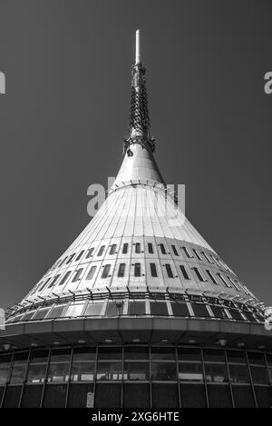 Jested Turm auf dem Gipfel des Jested Berges, berühmte Touristenattraktion und Fernsehturm in der Nähe der Stadt Liberec in Tschechien Stockfoto