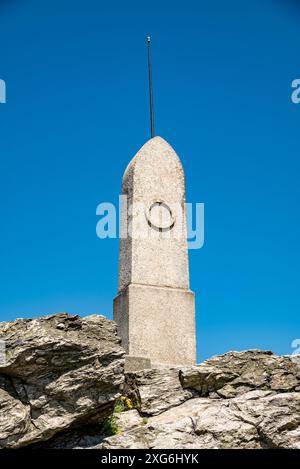 Gipfel des Jested-Berges, berühmte Touristenattraktion mit dem Jested-Turm Fernsehturm in der Nähe der Stadt Liberec in Tschechien Stockfoto