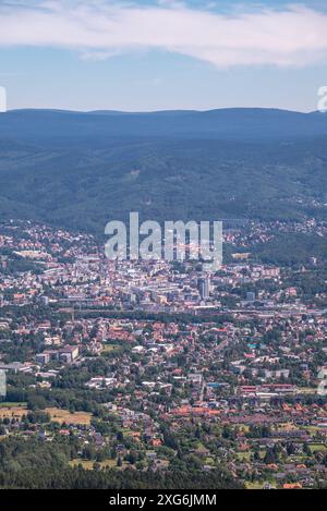 Aus der Vogelperspektive auf die Stadt Liberec in Tschechien vom Gipfel des Jested-Berges und der berühmten Touristenattraktion des Jested-Turms Stockfoto