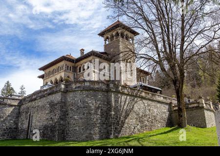 BUSTENI, RUMÄNIEN - 3. MAI 2023: Dies ist die Burg Cantacuzino, die Anfang des 20. Jahrhunderts im neurumänischen Stil erbaut wurde. Stockfoto