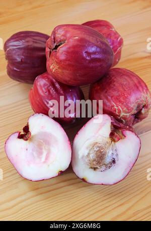 Haufen frischer reifer malaiischer Äpfel auf hölzernem Hintergrund Stockfoto