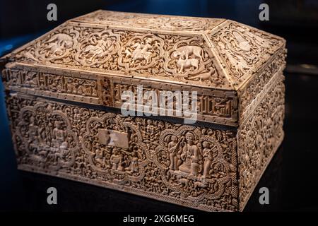 Spanisch-arabische Brust des Klosters Leire, 1004 nach Christus. Hergestellt in der Werkstatt Madinat Al-Zahira, Museum von Navarra, Pamplona, Navarra, Spanien. Stockfoto