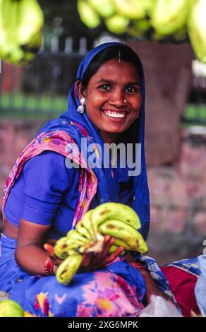 Frau, die Obst verkauft. Khajuraho . Madhya Pradesh. Indien. Asien. Stockfoto