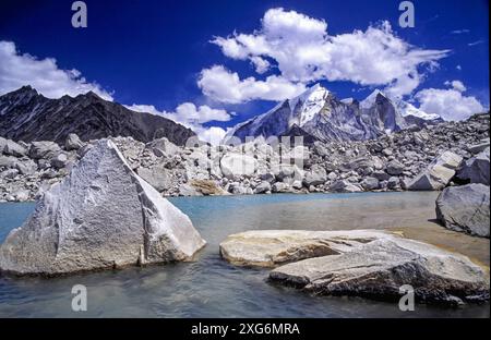 Gipfel Bhagirathi Parbat (6856 m) Und Moränen-Gletscher Gangotri. Himalaya Garhwal. Uttar Pradesh Indien Asien. Stockfoto