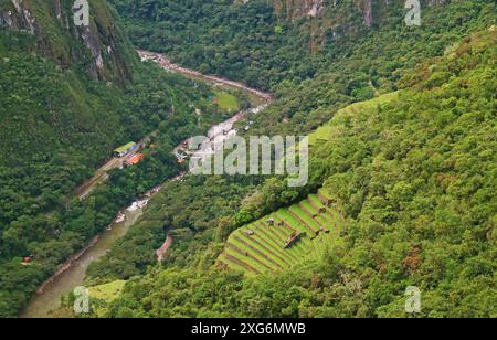 Unglaublicher Blick aus der Luft auf die Stadt Aguas Calientes vom Mt. Huayna Picchu, Machu Picchu, Region Cusco, Peru, Südamerika Stockfoto