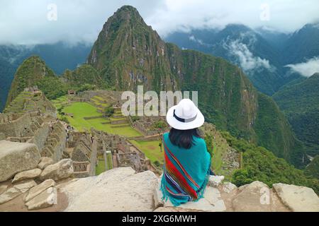 Besucher auf der Klippe, beeindruckt von den Inkaruinen von Machu Picchu, UNESCO-Weltkulturerbe in der Region Cusco, Provinz Urubamba, Peru Stockfoto