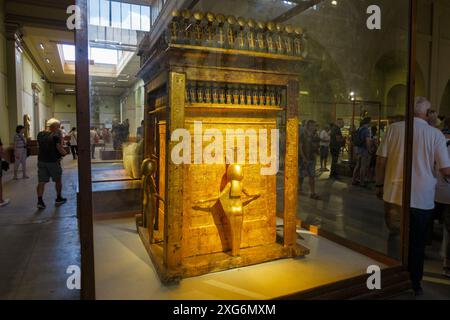 Vergoldeter hölzerner Schrein, in dem die Kanopengläser des alten ägyptischen Pharao Tutanchamun in einem Glaskasten im Ägyptischen Museum in Kairo untergebracht waren Stockfoto