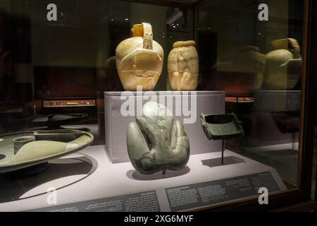 Antike geschnitzte Artefakte, die in einem Glaskasten ausgestellt sind, einschließlich Zeremonienobjekten aus Alabaster und grünem Stein im Ägyptischen Museum in Kairo, Ägypten Stockfoto