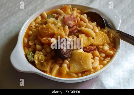 Feijoada traditionelles portugiesisches Gericht mit weißen Bohnen und verschiedenen Fleischsorten Stockfoto