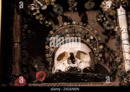 Reliquienaltarbild mit Soldaten der Thebanischen Legion und elftausend Jungfrauen aus der Retinue des Heiligen Úrsula, Reliquien von Martioda, Kapelle des Augustin Zulueta Palastes, Alava Fine Arts Museum, Vitoria, Spanien. Stockfoto