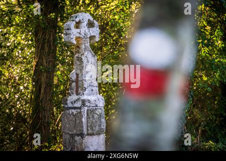 Pilgerkreuz an der Ausfahrt Roncesvalles, 14. Jahrhundert, Santiago's Road, Navarra, Spanien. Stockfoto