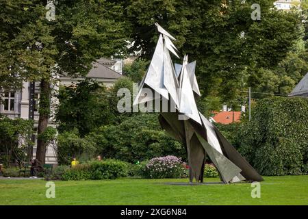 BERGEN, NORWEGEN - 11. AUGUST 2016: Olav Kyrre Monument im Stadtpark Bergen von Knut Steen Stockfoto