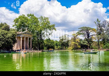 Tempel des Aesculapius, im ionischen Stil, mit Blick auf den See in Villa Borghese, Landschaftsgarten und öffentlicher Park in Rom, Italien Stockfoto