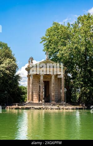 Tempel des Aesculapius, im ionischen Stil, mit Blick auf den See in Villa Borghese, Landschaftsgarten und öffentlicher Park in Rom, Italien Stockfoto