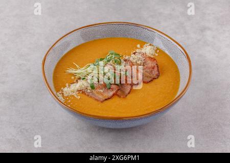 Suppe mit Linsen und Speck auf weißem Hintergrund im Studio Stockfoto