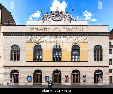 Teatro Argentina, ein Opernhaus und Theater in Largo di Torre Argentina, einem der ältesten Theater im 18. Jahrhundert in Rom, Italien Stockfoto