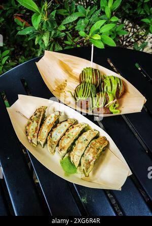 Gyoza Maccha und Takoyaki Maccha, zwei beliebte japanische Streetfood mit Maccha-Teesauce, typische Gerichte der Stadt Uji, Präfektur Kyoto, Japa Stockfoto