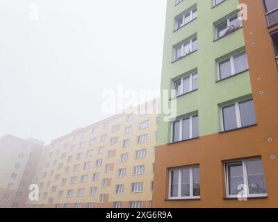 Rekonstruierte Wohnblöcke in Tschechien, erbaut in der Zeit des Kommunismus bei nebeligem Wetter Stockfoto