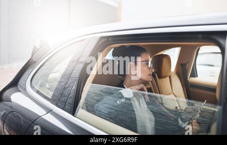 Geschäftsfrau, telefonisch und im Auto zur Arbeit, um Terminplan, Agenda und Investitionsvorschlag zu erstellen. Unternehmensberater, mobil und in der Stadt fahren mit Stockfoto