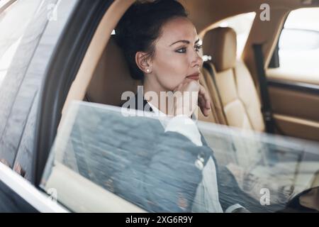Geschäftsfrau, Auto und Fahrt zur Arbeit, während Sie über Zeitplan, Agenda und Luxustransport nachdenken. Unternehmensanwalt, Idee und Reise in die Stadt mit Stockfoto