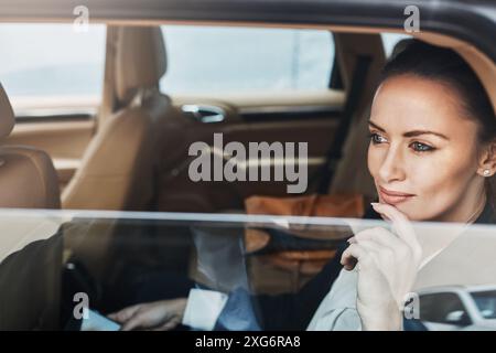 Geschäftsfrau, denkt und reist im Auto für Arbeit, Geschäftsreise und Firmentreffen vor Ort. Finanzdirektor, Fahren und Idee mit Stockfoto