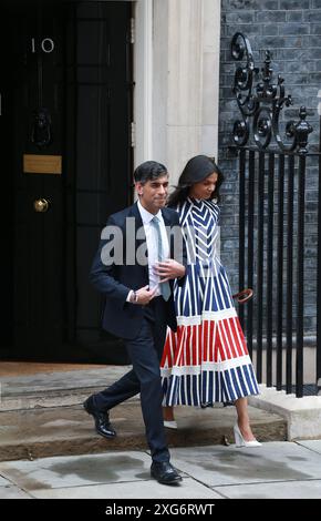 Der scheidende konservative Premierminister Rishi Sunak und seine Frau Akshata Murty verlassen die nummer 10 Downing Street in London. Stockfoto