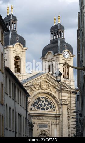 Dieser Blick auf die Straße zeigt die atemberaubende Architektur einer alten Kirche, die anmutig inmitten der historischen Gebäude steht Stockfoto