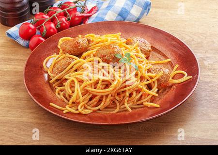Italienische Spaghetti mit Fleischbällchen in Tomatensauce Stockfoto