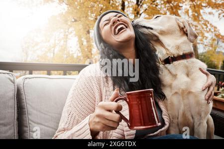 Frau, Glück und Hund auf der Bank mit Kaffee, aufgeregt und umarmt im Garten. Psychische Gesundheit, Haus und emotionale Unterstützung Tier im Hinterhof zur Adoption Stockfoto