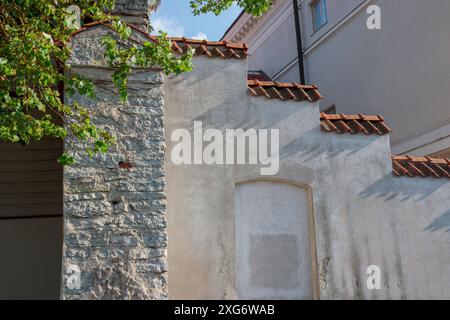 Textur einer Steinmauer. Alte Burg Stein Wand Textur Hintergrund. Stein Wand als Hintergrund oder Textur. Teil einer Mauer aus Stein, für den Hintergrund oder Text Stockfoto