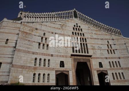 Vor der Kirche der Verkündigung in Nazareth, Ort, wo das Haus der Jungfrau Maria war, wo Engel Gabriel ihr sagte, sie würde Jesus Christus zur Welt bringen Stockfoto