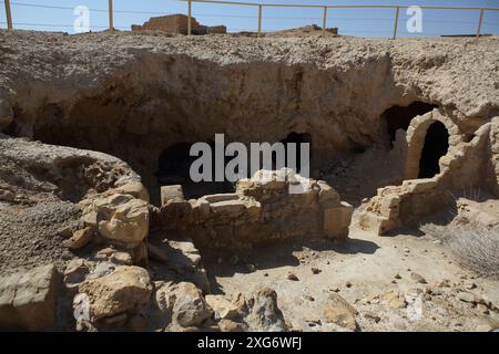 Ruine einer Wohnhöhle aus dem 5. Jahrhundert für byzantinische Mönche, die hier bis zur muslimischen Eroberung im 7. Jahrhundert 638 n. Chr. lebten und ihre Kirche Betrieb Stockfoto